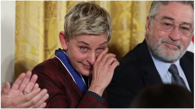 Ellen DeGeneres yang emosional tampak dihibur oleh Robert DeNiro, kanan.