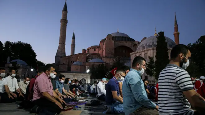 ayasofya önünde namaz kılanlar