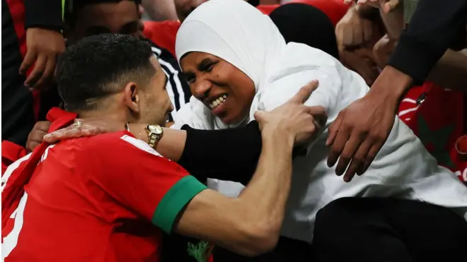 حكيمي يحتفل مع والدته