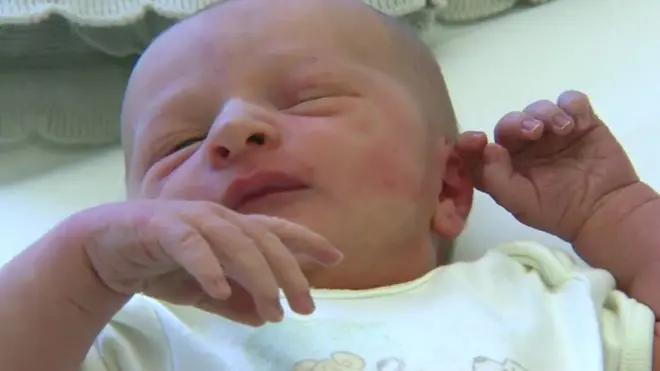 أول مولودة في آيسلندا عام 1980 تنجب أول رضيع في