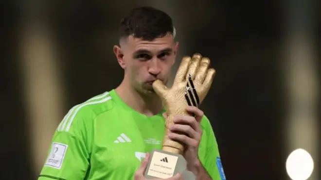 Dibu Martínez se ganó el "Guante de Oro" de Qatar 2022.