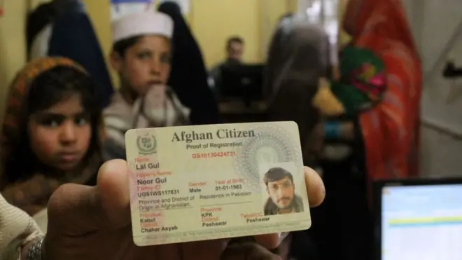 ځینې په دې باور دي چې اسلام اباد تل د کابل پروړندې له افغان کډوالو د فشار وسیلې په توګه کار اخلي او په ډېرو مسایلو کې ترې د سیاسي وسیلې په توګه کار اخیستل کېږي.