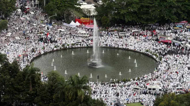 ตำรวจประเมินว่าชาวมุสลิมที่เข้าร่วมการชุมนุมบริเวณ MONAS อาจมีจำนวนมากกว่าหนึ่งแสนคน