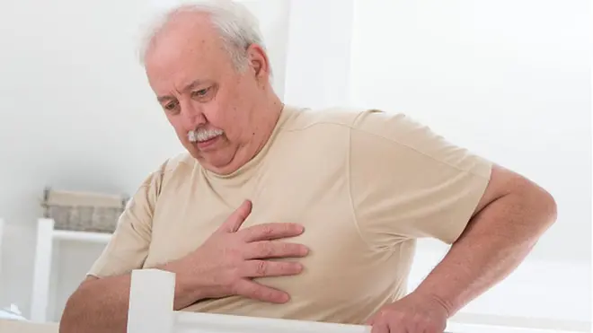 که څه هم د زړه د حملې په ډېری پېښو کې د سينې درد ډېر سخت وي خو ځينې خلک ښایي لږ یا بيخي درد ونه لري لکه د ډېر عمر بوډاګان په ځانګړې ډول ښځې او د شکرې ناروغان.