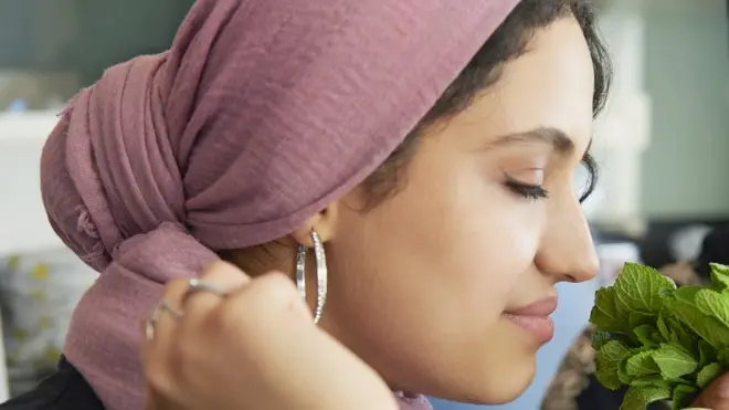 jeune femme sentant la menthe