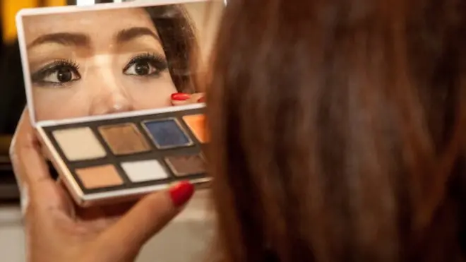 شرایط استخدام زنان در کره جنوبی: رنگ پریده، لبهای قرمز و موی بلند