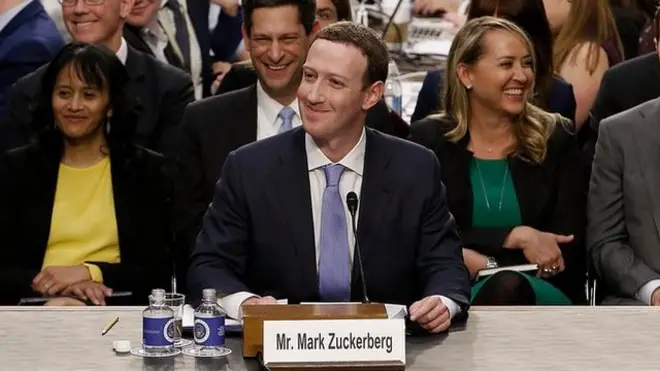 Aunque comenzó un poco nervioso, Zuckerberg se relajó tras las primeras preguntasf12bet tigrelos senadores.