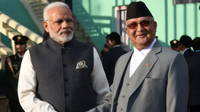 नेपाल के प्रधानमंत्री खड्ग प्रसाद शर्मा ओली के साथ नरेंद्र मोदी