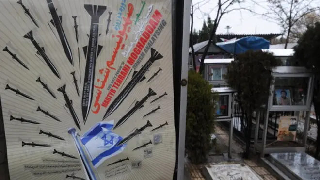 ملصق يلقي باللوم على إسرائيل قي مقتل حسن طهراني مقدم في انفجار قرب طهران