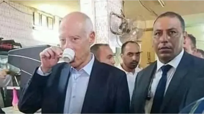 قيس سعيد الرئيس التونسي يحتسي قهوته وسط أبناء حيه