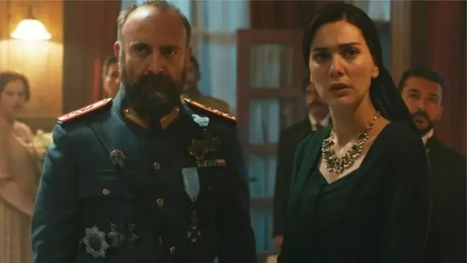 "Vatanım Sensin" serialı da Ərəb dünyasında yayımdan qaldırılmış seriallardan biri olub.