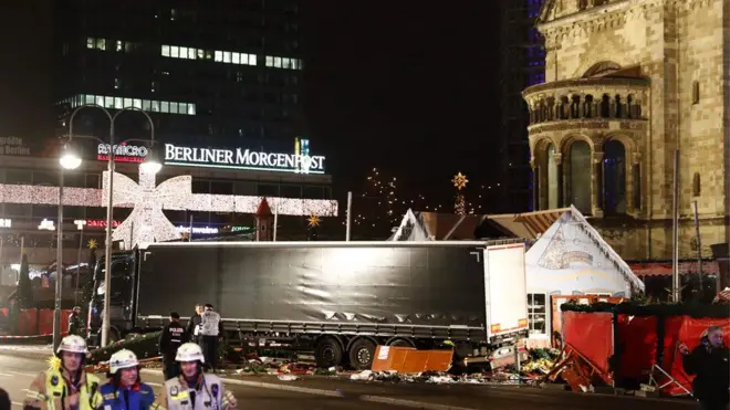 Lori dikemudikan dengan kecepatan tinggi ke pasar Natal di Berlin.
