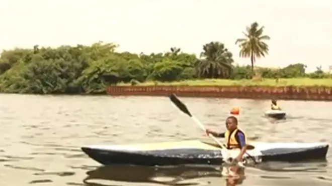 Man wey dey paddle canoe.