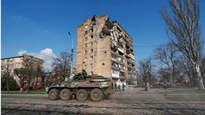 Mariupol'de Rus devriyeleri