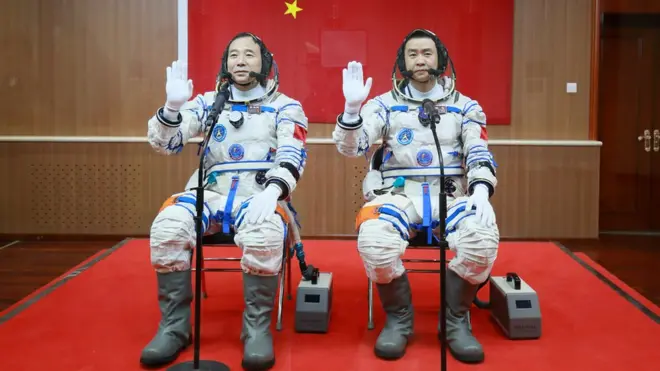 Цзин Хайпэн и Чэнь Дун провели на орбите 30 дней