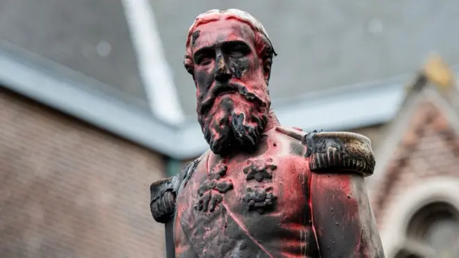 Une statue du roi Léopold II de Belgique est représentéeà Anvers, après avoir été incendiée la veille - 4 juin 2020