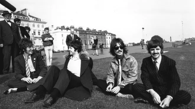 Первым продуктом созданной Битлз году новой компании Apple стал вышедший в рождественский день 1967 года телевезионный фильм Magical Mystery Tour. На снимке - момент отдыха в перерыве между съемками