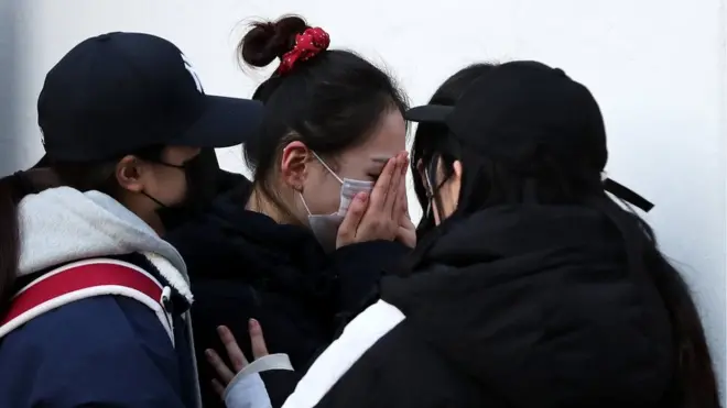 지난 해 12월 3일 수능을 마치고 교문을 나온 한 수험생이 눈물을 흘리고 있다