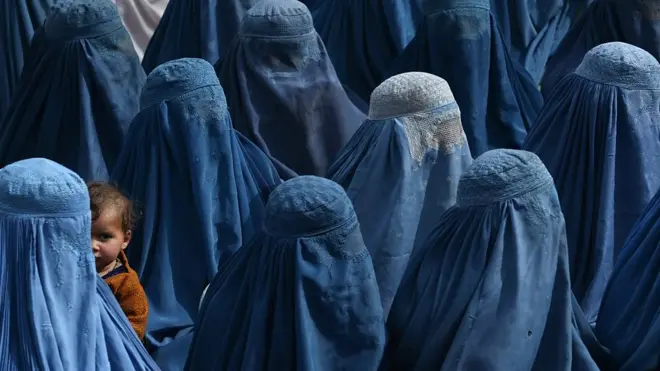 अफ़ग़ानिस्तान में महिलाएं अपना नाम इस्तेमाल नहीं कर सकती हैं.