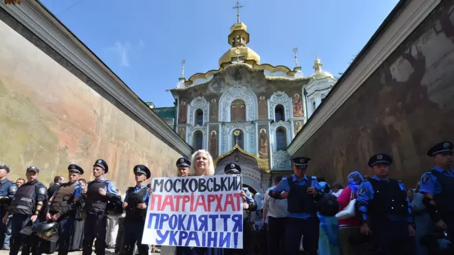 Женщина с плакатом