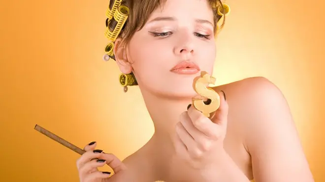 Mujer con $ en la mano