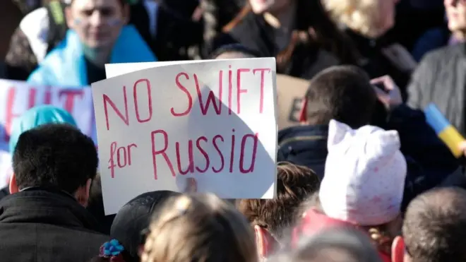 Во время митингов против войны на Украине протестующие требовали отключить Россию от SWIFT