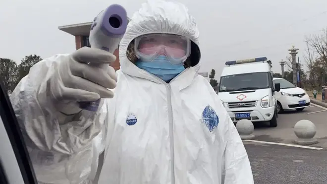 疫情籠罩下，湖北省大部分城市都宣佈了「封城」措施。從疫區駛出的道路被封鎖，沿途則有醫護人員對行人進行體溫檢測。BBC記者在大年初一拜訪了湖北省的邊境城鎮。