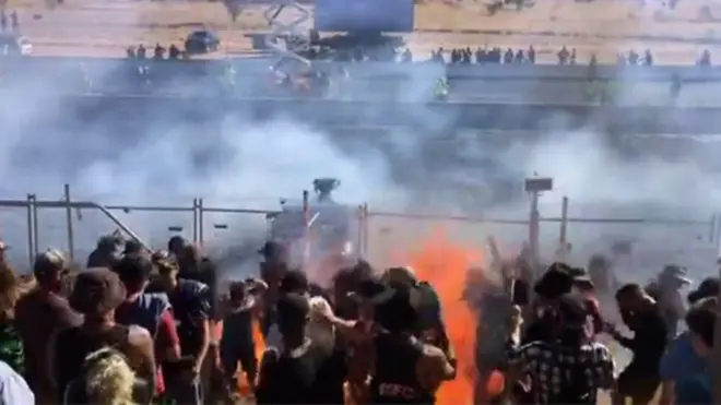 نيران تشتعل في مشاهدين لسباق سيارات