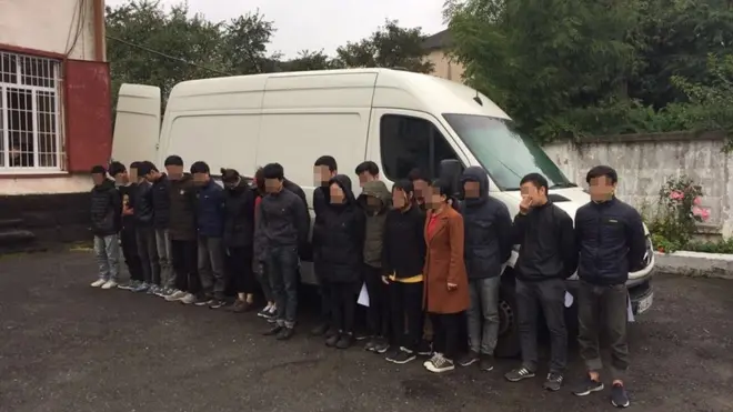 20 người Việt sau khi bị bắt giữ vì tìm cách vượt biên trái pháp vào EU