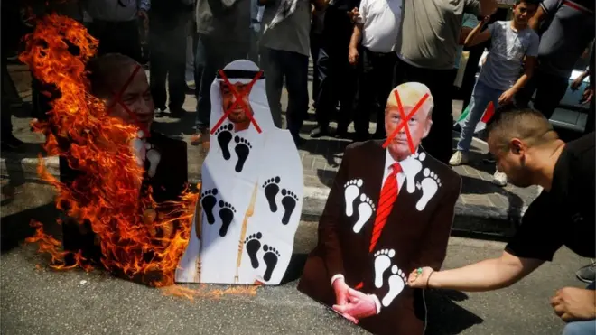 فلسطینی متحدہ عرب امارات اور اسرائیل کے درمیان معاہدے پر مظاہرے کر رہے ہیں