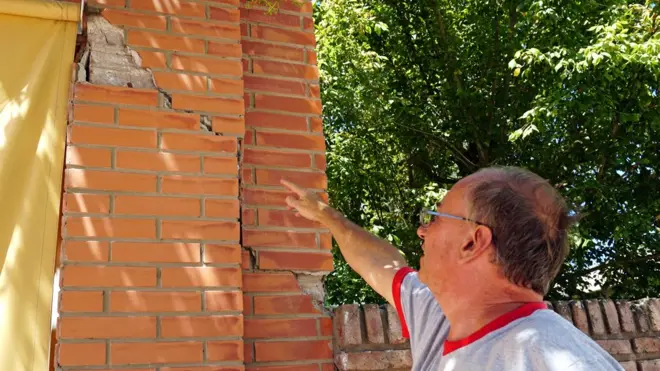 Un año después de que se rompieron los vidrios, Odel Varalinotti no ha podido arreglar del todo su casa.