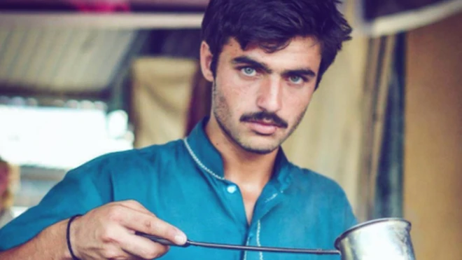 Arshad Khan,betano 1x18 años, vende té en el mercado librebetano 1xlos domingos en Islamabad.