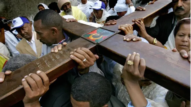 መስቀል ተሸኪሞም እንትጓዓዙ