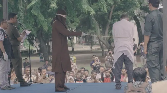 Seorang anggota Majelis Permusyawaratan Ulama di Aceh Besar dihukum cambuk atas dakwaan berduaan dengan perempuan, meski telah beristeri.