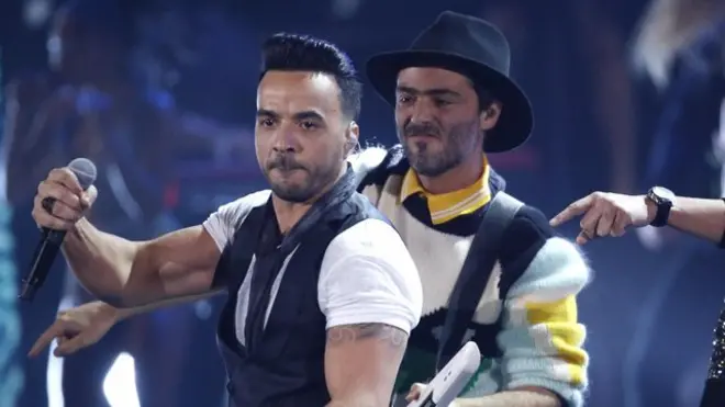 La 18ª edición de los Grammy Latinos concluyó con una inusual interpretación de "Despacito" por parte de Luis Fonsi, Bomba Estéreo y Víctor Manuelle.