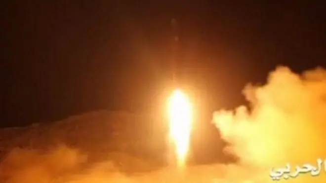 مقطع مصور يوثق لحظة إطلاق صاروخ باليستيا نحو العاصمة السعودية.
