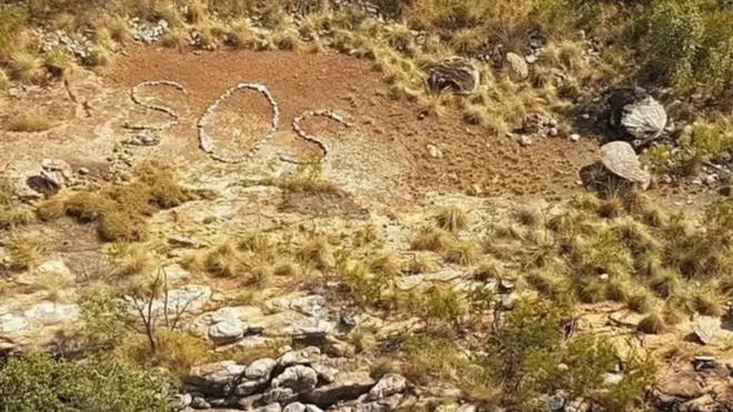 Batuan tersebut ditemukan oleh pilot helikopter pada Mei lalu, yang memicu kekhawatiran bahwa ada seseorang atau lebih yang meminta pertolongan.