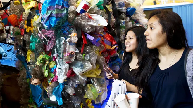 પ્લાસ્ટિકને જોઈ રહેલી મહિલાઓ