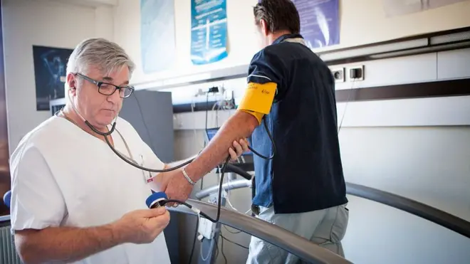 Біль у грудях під час серцевого нападу частіше відчувають чоловіки