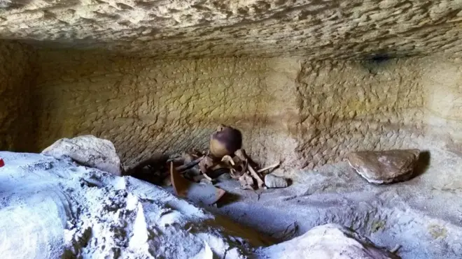 بقايا فخارية