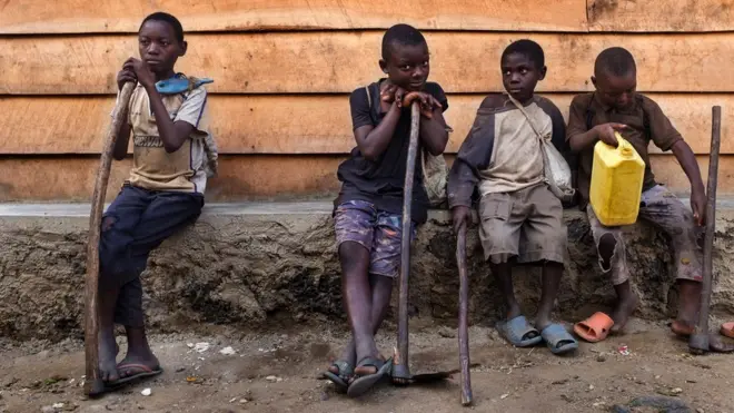 Le travail des enfants sur les sites miniers artisanaux est particulièrement préoccupant.