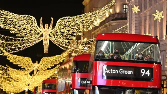 По словам премьер-министра, жителям Англии не стоит отказаываться от рождественских планов, но при этом надо сохранять осмотрительность