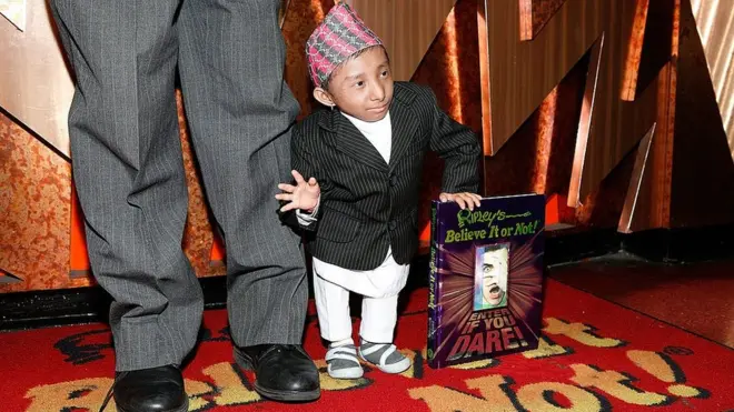 Magar pertama kali terlihat oleh seorang penjual keliling ketika dia berusia 14 dan diajak ke sebuah acara, dan anak-anak membayarnya untuk berfoto bersamanya.