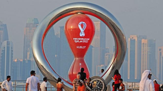 ساعة العد التنازلي لبطولة كأس العالم لكرة القدم 2022 على كورنيش العاصمة القطرية الدوحة