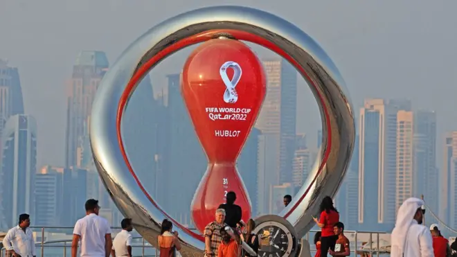 ساعة العد التنازلي لبطولة كأس العالم لكرة القدم 2022 على كورنيش العاصمة القطرية الدوحة