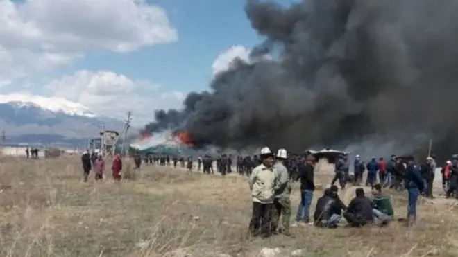 7-февралда Казарманда эки жүзгө жакын адам чогулуп, жаңы салынып жаткан фабриканын айнектерин сындырып, дагы башка мүлкүн жараксыз кылып кетишкен.