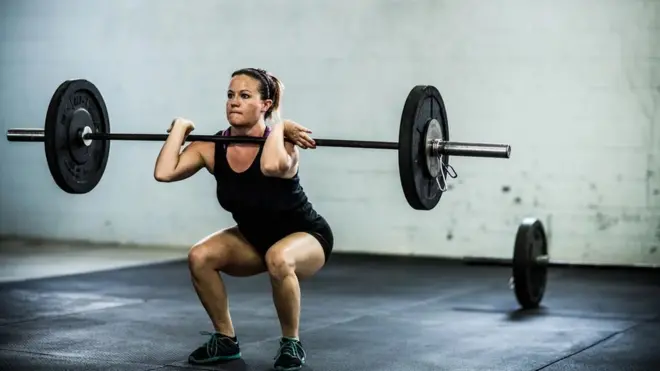 Mulher fazendo exercício físico