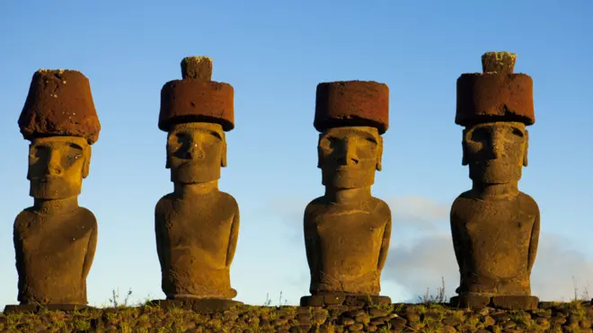 Los sombreros sobre los moai o estatuas gigantes miden cerca de dos metros y pesan hasta 13 toneladas.
