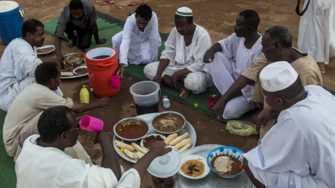 Les Soudanais rompent leur jeûne lors du premier dîner de l'iftar du Ramadan à Khartoum, au Soudan, le 25 avril 2020
