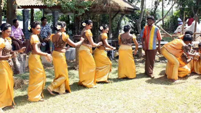 බොහෝ විට අස්වනු නෙලා ගැනීමෙන් පසු විවේකීව ගතකරන ජනතාවට තමන්ගේ පවුලේ සම්බන්ධතා සහ සමාජ සම්බන්ධතා අලුත්කර ගන්න අවස්තාවක් සලසා දෙන්නේ අළුත් අවුරුද්දයි